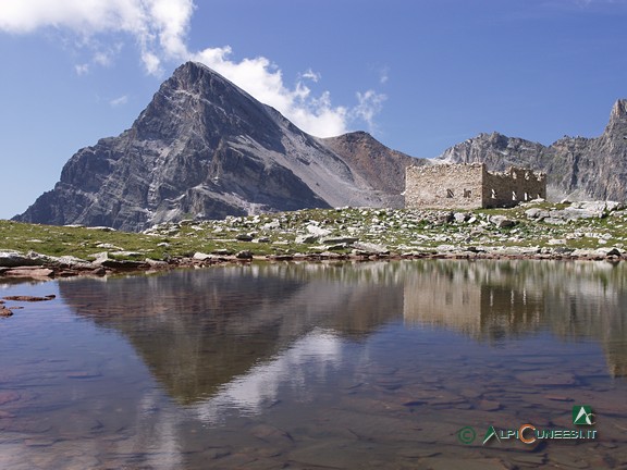 10 - Il Monte Chersogno si specchia nel Lago Camoscere (2007)