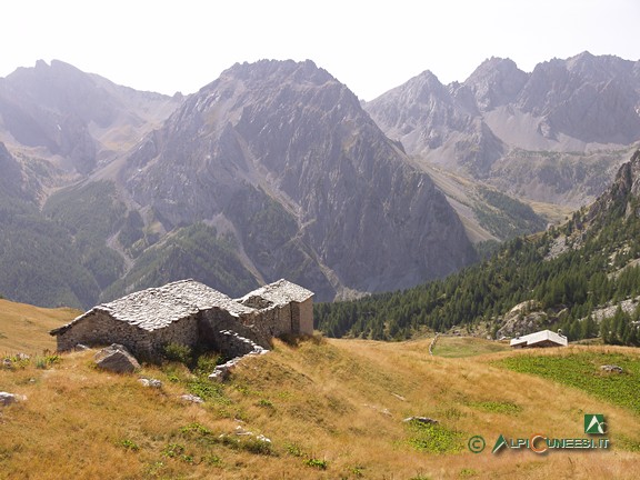 10 - Panorama verso sud dal Colle Ciarbonet. In primo piano, le Grange Colletto (2007)