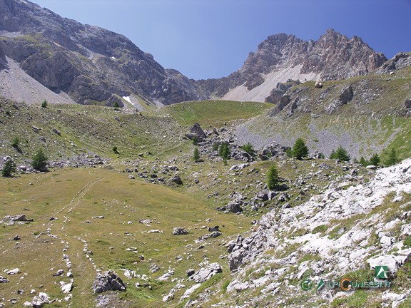 8 - La conca prativa racchiusa dalla morena glaciale ed attraversata da una vecchia mulattiera (2008)