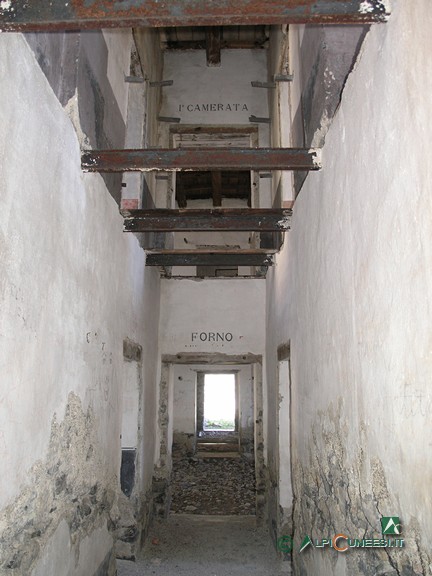 4 - Il corridoio interno al Ricovero Escalon con gli accessi alle camerate e ai locali logistici (2010)