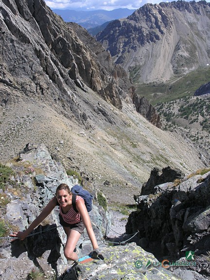 10 - Il ripido canalino attrezzato che porta al Passo La Croce orientale (2010)