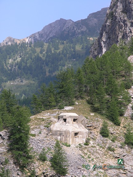 3 - Il malloppo per mitragliatrici e il soprastante osservatorio a quattro visuali del Centro 177 (2010)