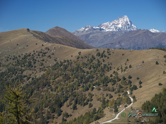 7 - Il Colle della Ciabra, in basso a destra, e il Monviso sullo sfondo (2013)