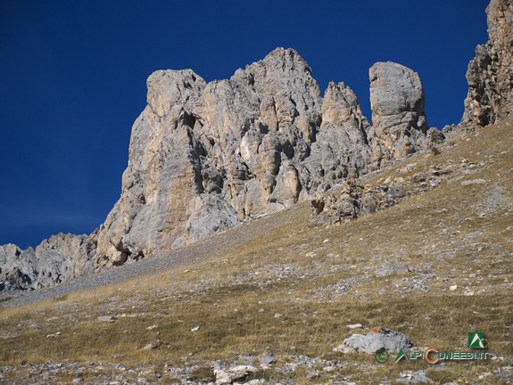 7 - Le caratteristiche formazioni rocciose lungo il sentiero per il Colle Sautron (2014)