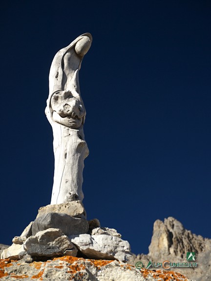 11 - Statua della Madonna intagliata in un tronco presso il Bivacco Sartore (2014)