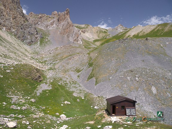 12 - Il Bivacco Valmaggia costruito su un cocuzzolo roccioso (2015)