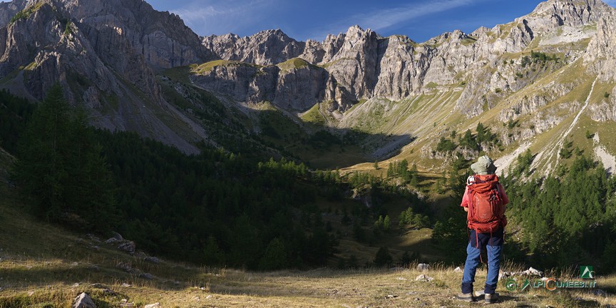 11 - Il vallone percorso, sul versante destro orografico, dal sentiero per il Bivacco Bonelli dalla selletta che chiude il Lago Visaisa (2019)