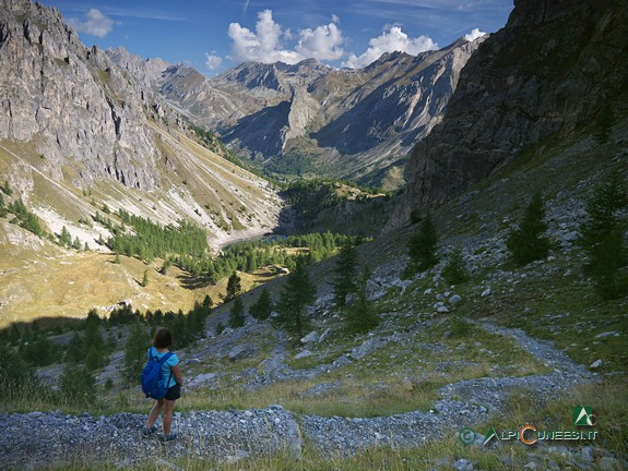 13 - Panorama verso valle dal sentiero per il Bivacco Bonelli (2019)