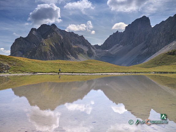 17 - Il Monte Oronaye a destra, e l'Auto Vallonasso a sinistra, si specchiano nel Lago delle Munie (2019)