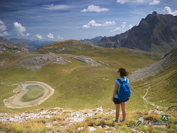 11 - Il Laghetto non nominato q.2439 dai pressi del Colle delle Munie; sullo sfondo, a destra, l'Auto Vallonasso (2019)