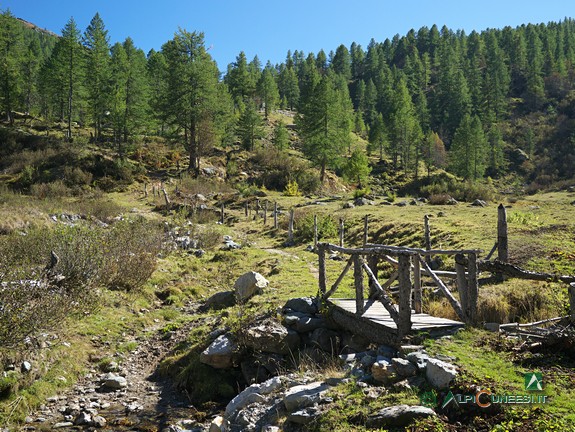 1 - Il ponticello lungo il sentiero nei pressi del Gias Fontanile (2019)