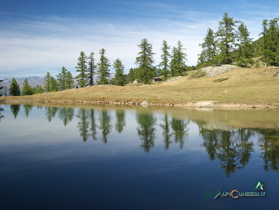 5 - Il Lago Resile, circondato da pascoli e larici (2019)