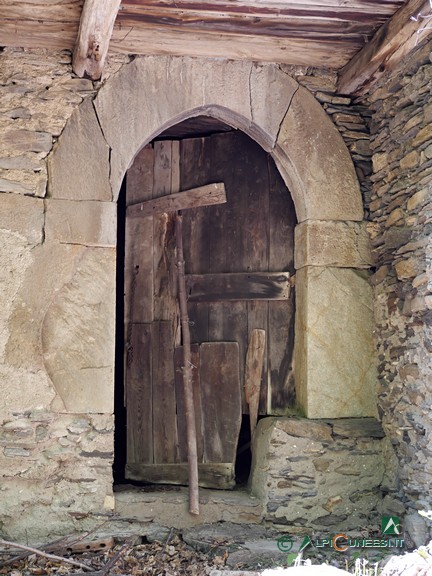 11 - Un portale con grossi conci in pietra a Urzio (2021)