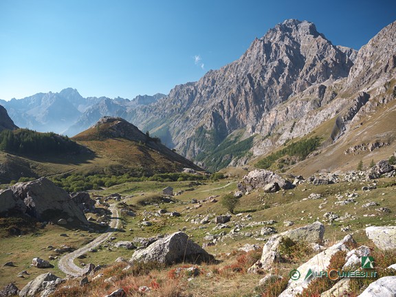 1 - Panorama verso valle da poco a monte la partenza del sentiero; sulla destra, la Rocca Bianca (2021)