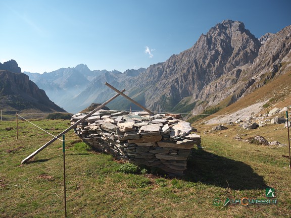 6 - L'opera di 'Land Art' sul sentiero per il Col de Maurin, poco a monte della Grangia Rabet (2021)