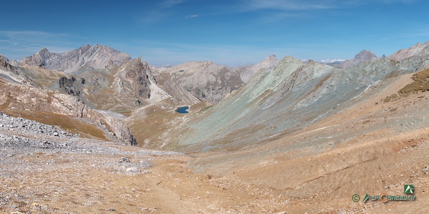 10 - Il grandioso panorama dal Col de Marinet, con i Lacs de Marinet che si intravvedono in lontananza (2021)