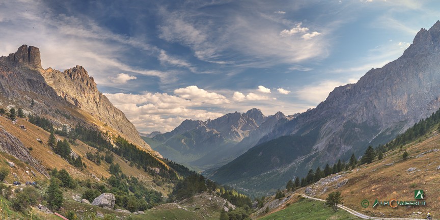 12 - La strada sterrata, a destra, con la quale si chiude l'anello di questo itinerario (2021)