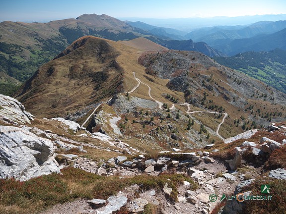 3 - Sul sentiero (in primo piano) a monte del Colle di Chiosso Ovest (2022)