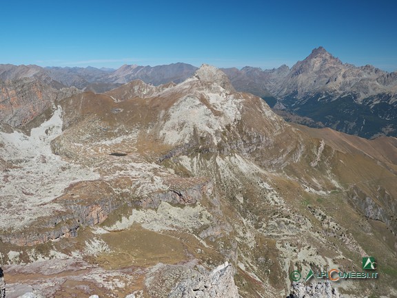 10 - Il Pelvo d'Elva e il Monviso, entrambi sulla destra dell'inquadratura, dalle vetta del Monte Chersogno (2022)