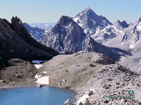 11 - Il Lago del Vallonasso di Stroppia con il Bivacco Barenghi. Al centro, il Monte Baueria e, sullo sfondo, il Monte Sautron (1993)