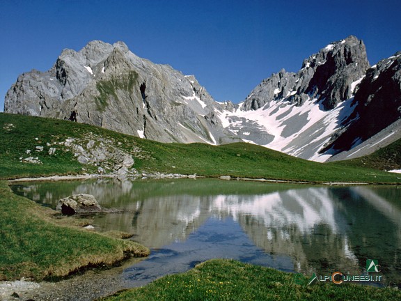 6 - Il Lago delle Munie. Sullo sfondo a destra il Monte Oronaye e a sinistra l'Auto Vallonasso; in mezzo il vallone che porta al Colle d'Enchiausa (1997)