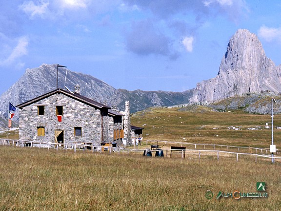 1 - Il Rifugio della Gardetta. Sulla destra, Rocca La Meja (2003)