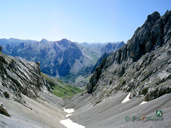3 - La valletta detritica che porta al Colle d'Enchiausa, vista dal colle (2004)