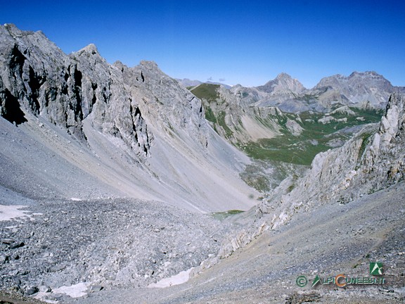 4 - La conca detritica che si attraversa scendendo nella Valle d'Apzoi (2004)