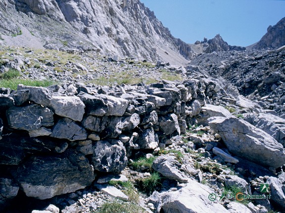 5 - Una delle poche tracce della mulattiera che risaliva al Colle d'Enchiausa dalla Valle d'Apzoi. Sullo sfondo, alla sinistra del dente, il punto di valico (2004)