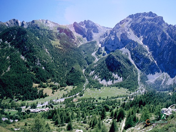 4 - Il Vallone di Unerzio. A destra il Bric Cassin, in basso a sinistra l'abitato di Pratorotondo (2004)