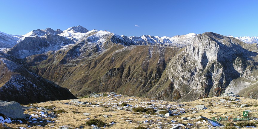 5 - Panorama da Cima Durand sul Massiccio del Marguareis, a sinistra nella foto, e Cima Cars, sulla destra (2010)