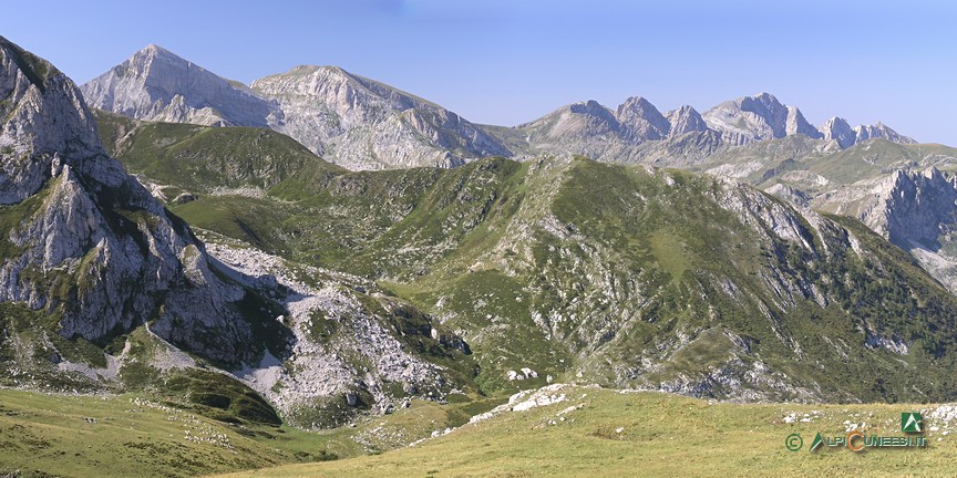 4 - Il profilo delle Alpi Liguri dal colletto alla base del Monte Mondolé: da sinistra si riconoscono Cima delle Saline, Cima Pian Ballaur e il Massiccio del Marguareis (2011)