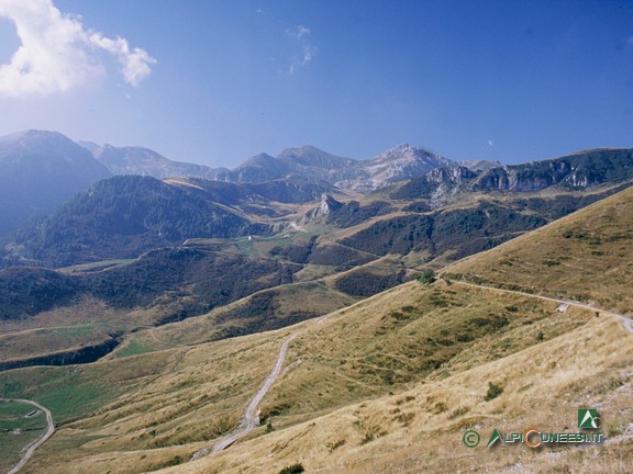 1 - Panorama sulle conche pascolive della Brignola dai contrafforti orientali del Monte Mondolé (2003)