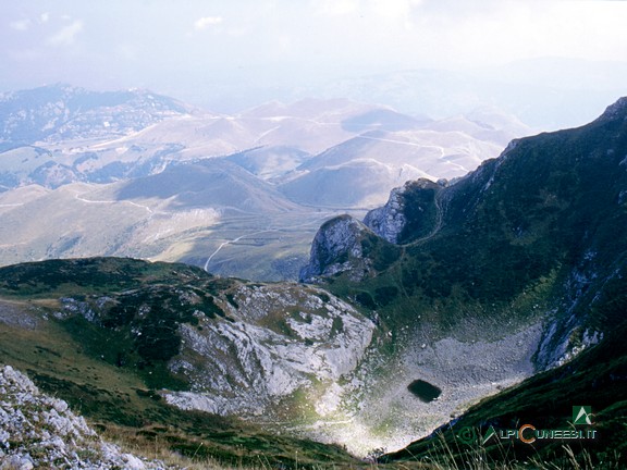 2 - Il minuscolo Laghetto del Mondolé, alla base dell'imbuto carsico sul versante nord del Monte Mondolé (2003)