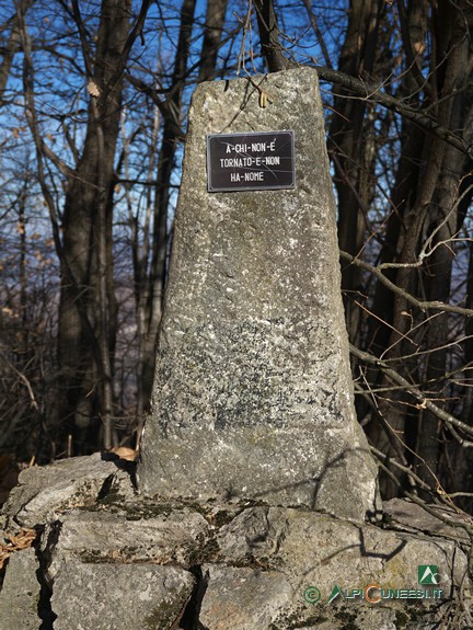 5 - Un cippo commemorativo in memoria dei caduti in guerra presso la Cappella di Santo Stefano (2017)