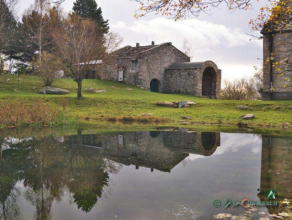 3 - L'originaria costruzione del Santuario della Madonna del Lago con il piccolo Laghetto della Madonna del Lago (2019)