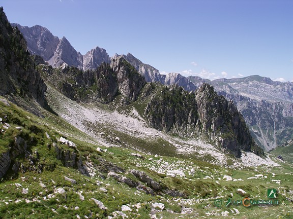 3 - Il contrafforte che divide il Vallone di Sestrera dal Vallone del Marguareis, dai pressi di Porta Sestrera. Sullo sfondo, all'estrema sinistra, Punta Marguareis (2005)