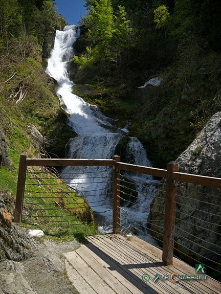 3 - La seconda delle due Cascate del Saut, con il panoramico balcone in legno (2014)