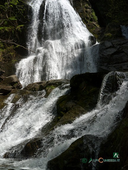 4 - Veduta ravvicinata della prima delle due Cascate del Saut (2014)