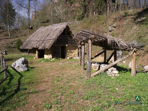 1 - La capanna per la lavorazione dei metalli e la tettoia per la metallurgia al Parco archeodidattico della Roccarina (2017)