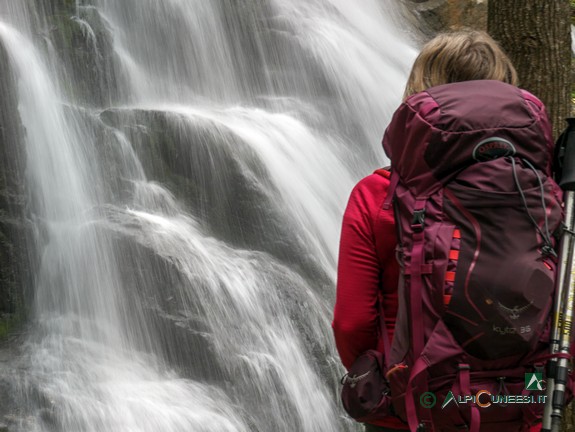 7 - Escursionista alla prima delle due Cascate del Saut (2017)