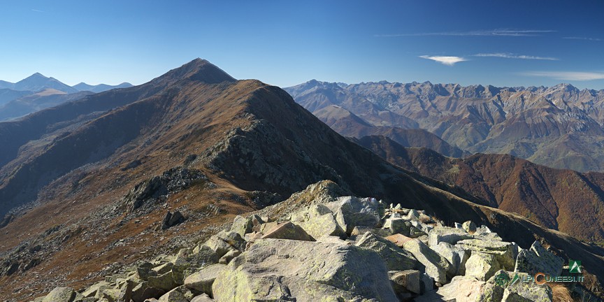 7 - Panorama sul Bric Costa Rossa dalla vetta del Monte Besimauda (o Bisalta) (2017)