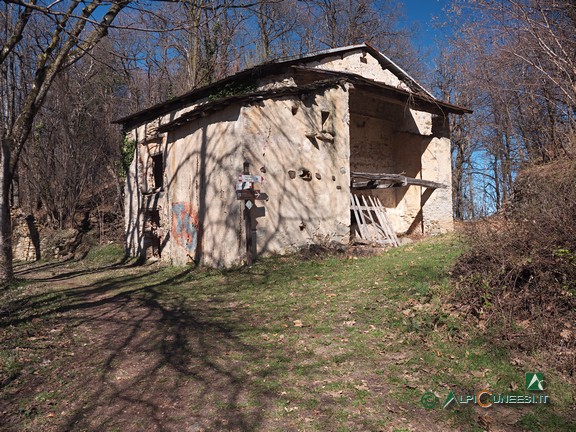 1 - Uno dei ruderi della borgata che precede il Castello Mirabello (2021)