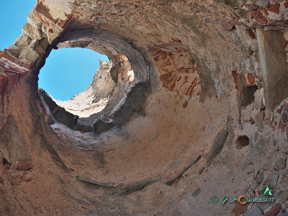 7 - L'interno della torre circolare del Castello Mirabello (2021)