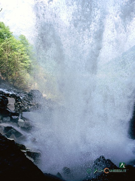 2 - La cascata del Pis del Pesio, vista da sotto (2004)