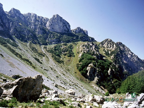 7 - Il pendio detritico che scende dal Colle del Prel, l'intaglio visibile alla destra della bastionata rocciosa delle Rocce Scarason (2004)