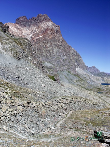 14 - Il Monviso dal Passo Gallarino; in basso, la mulattiera per il Rifugio Sella (2005)