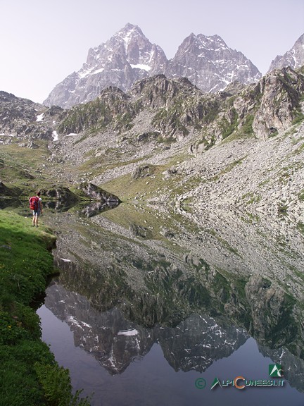 6 - Il Monviso, a sinistra, e il Visolotto, a destra, si specchiano nel Lago Fiorenza (2006)