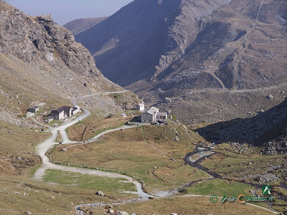 4 - Pian del Re: a sinistra gli edifici ex-militari, al centro la Cappella della Madonna della Neve e a destra l'albergo di Pian del Re (2006)