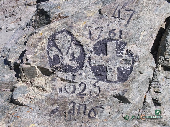 10 - I termini di confine incisi sulla roccia al Colle delle Traversette (2006)